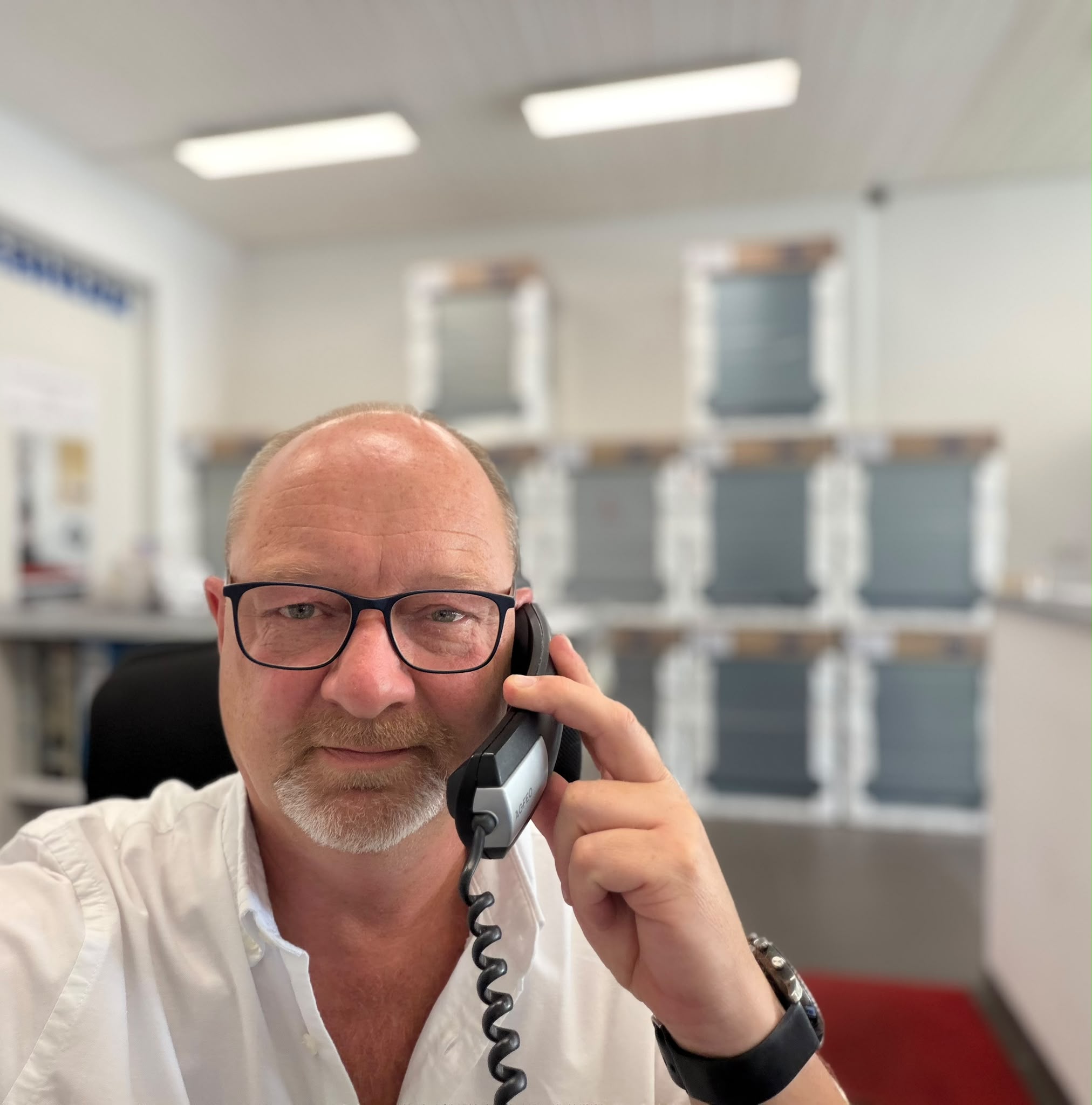 LEITING-Mitarbeiter berät telefonisch in der Ausstellung in Moers
