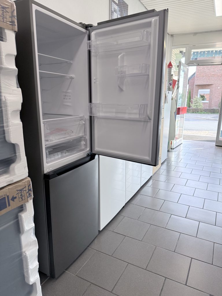 Offenes Kühl- und Gefriergerät in der LEITING Ausstellung